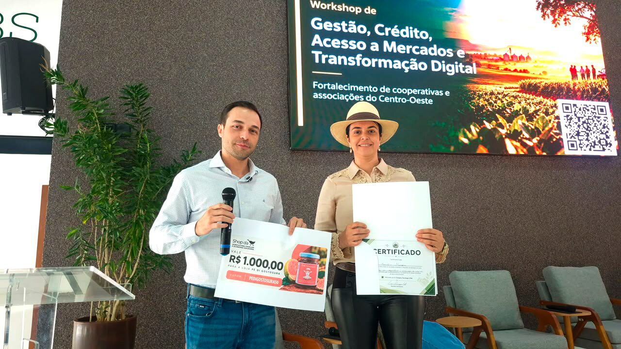 Produtora recebendo premiação e certificado