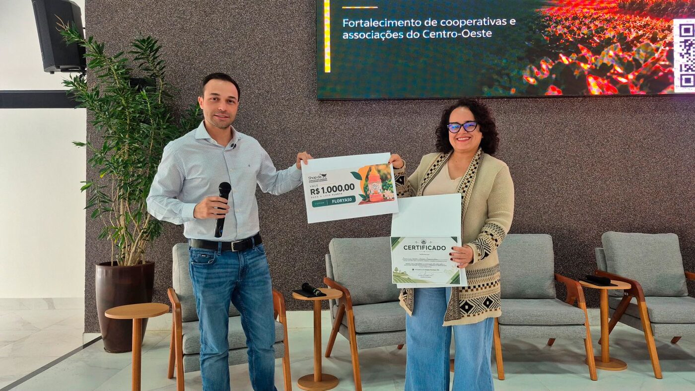 Entrega de premiação e certificado a participante